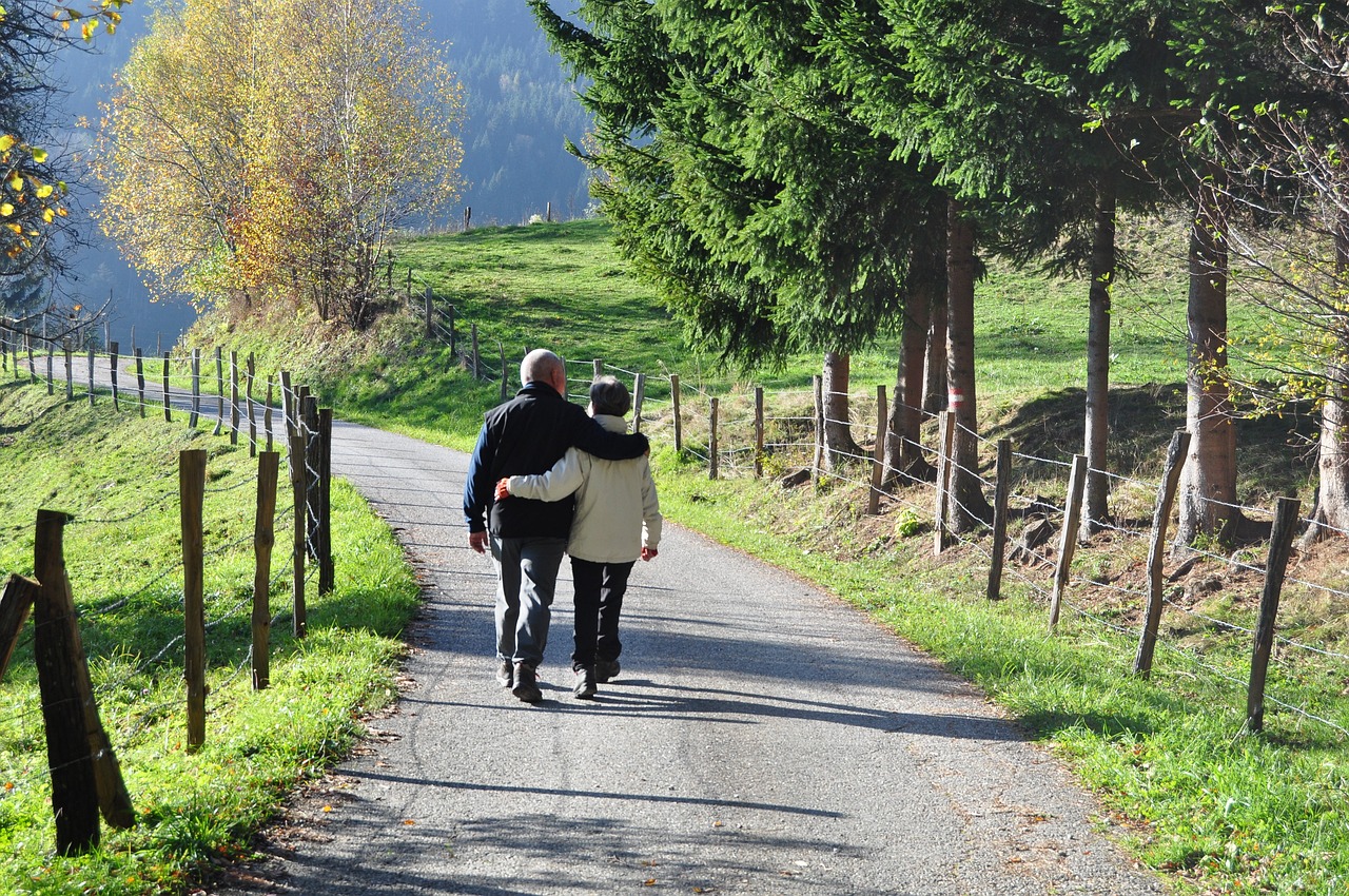 廉价旅行陷阱，50多位老人被遗弃路边，9.9元一日游背后的真相